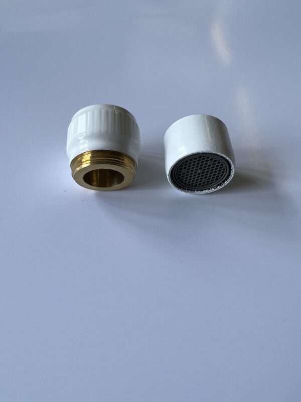 Aerator nozzle for lab tap