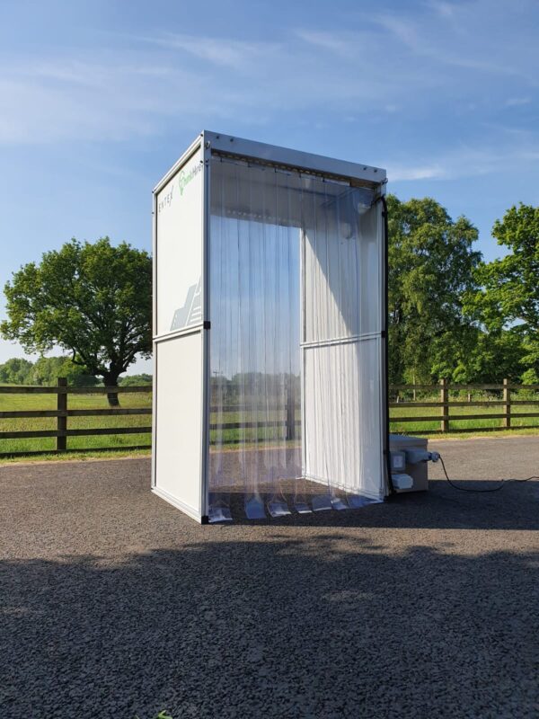 The Arboles UK decontamination booth can be easily transported an is perfectly mobile. The disinfecting booth can be used in bars, cinemas, schools, airports etc